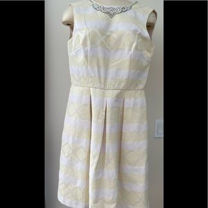 Maggy London Cocktail Dress Jeweled Neckline 10. Pale Yellow/White, pockets
